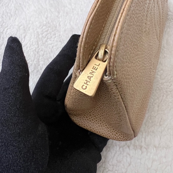 Auth Chanel Beige Vintage CC Logo Caviar Cosmetic Pouch w/ Gold hardware - Picture 8 of 15